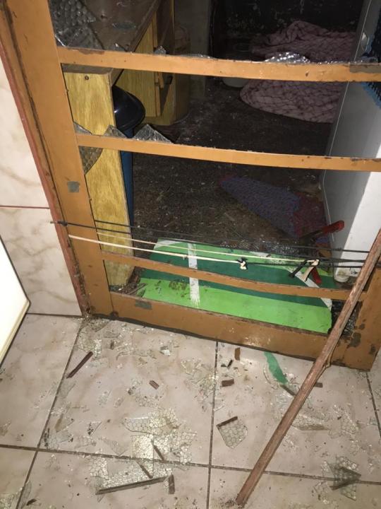 Foto 2 de 2 — Homem espanca a irmã ao saber que só tinha arroz para comer